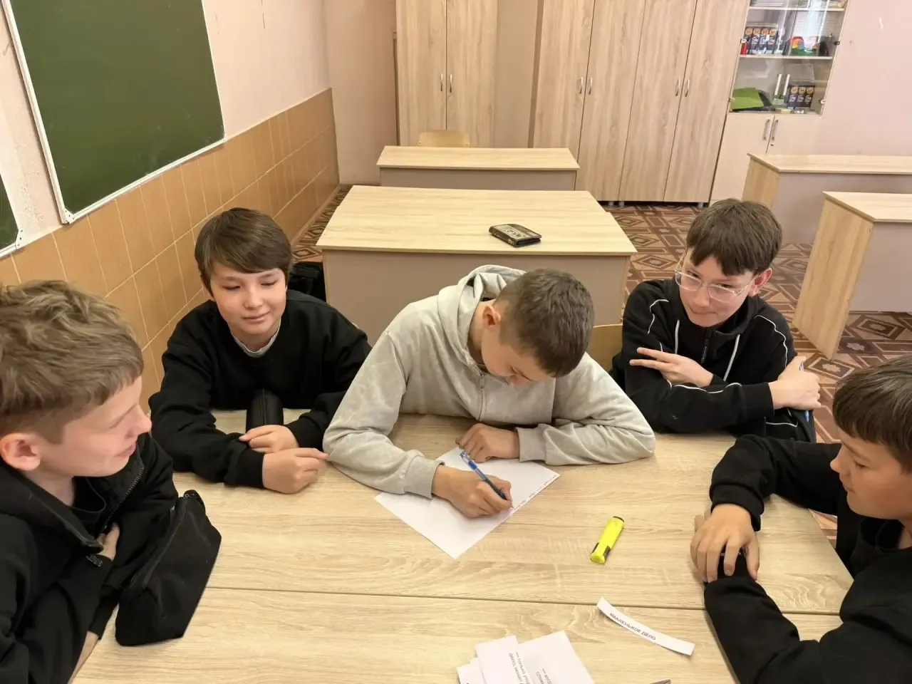 Майские праздники в самом разгаре!🇷🇺🕊️🎈 Накануне первого мая наша школа поучаствовала в акции «Мой т