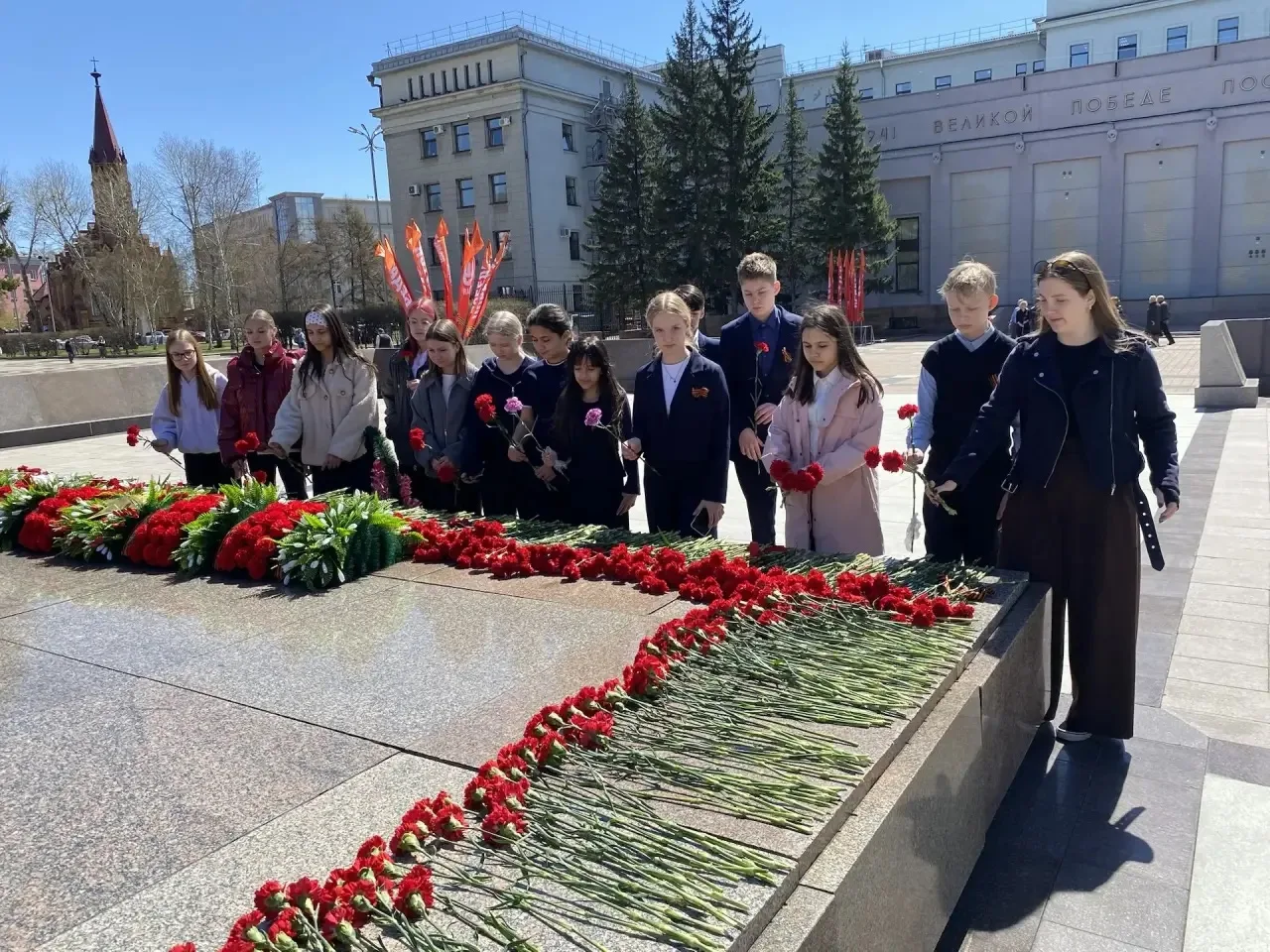 🇷🇺🌺 ПОМНИМ. ГОРДИМСЯ. БЛАГОДАРИМ. 🌺🇷🇺  В преддверии Дня Победы ученики 7Д класса посетили Вечный ого