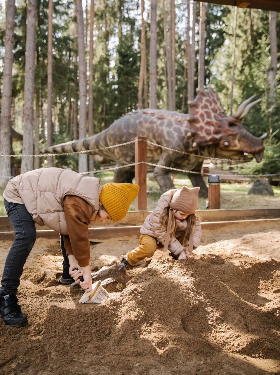🦖 Каникулы среди динозавров в Охта Парке  Детей ждут реалистичные тирексы, стегозавры и олоританы, к