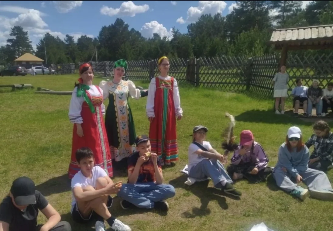 В мир богатых русских традиций и обычаев окунулись участники летней творческой смены.
Библиотекарь ш