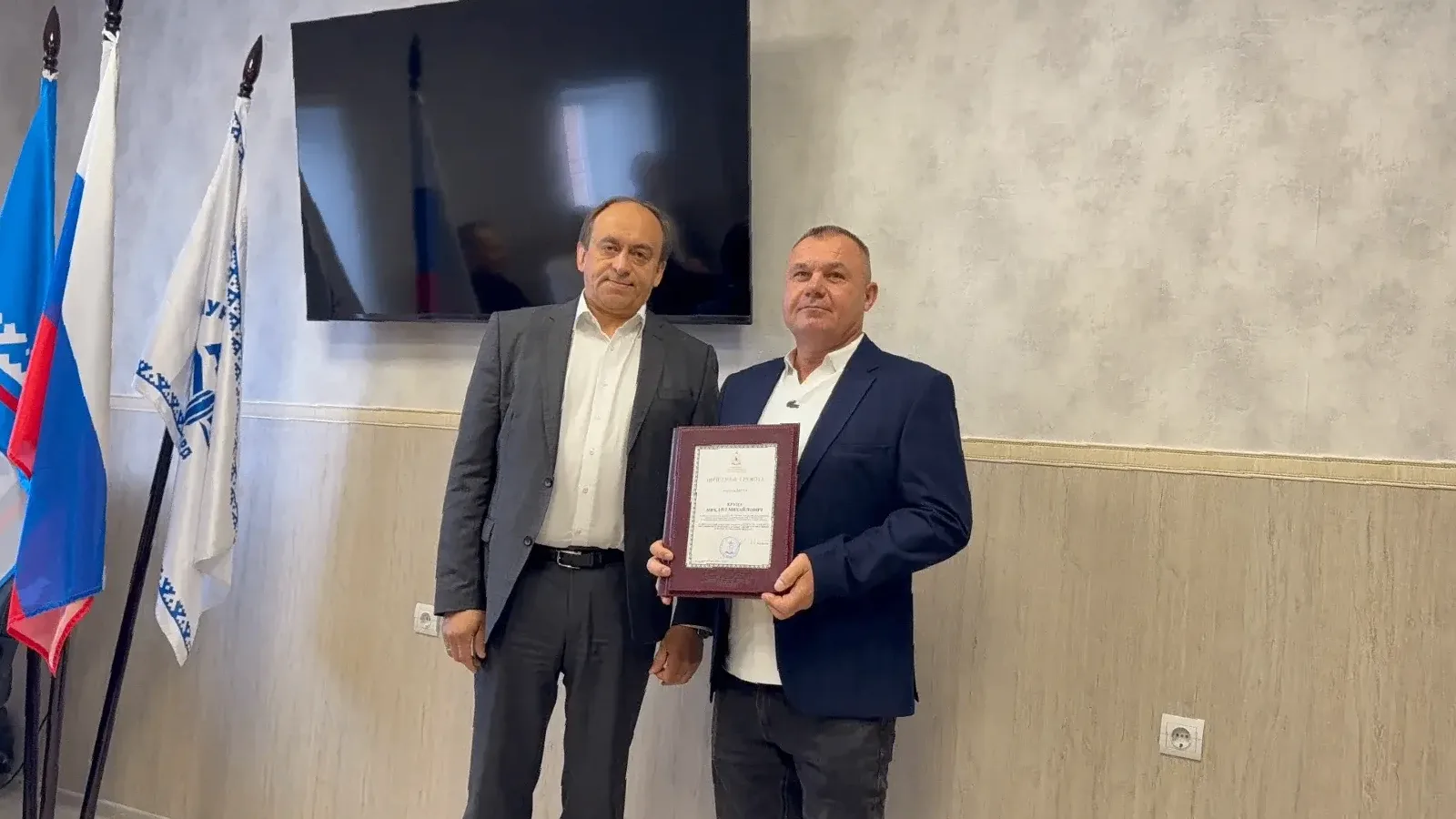 ️🎖️ Водитель автобуса из Салехарда Михаил Крупа удостоен почётной грамоты губернатора ...