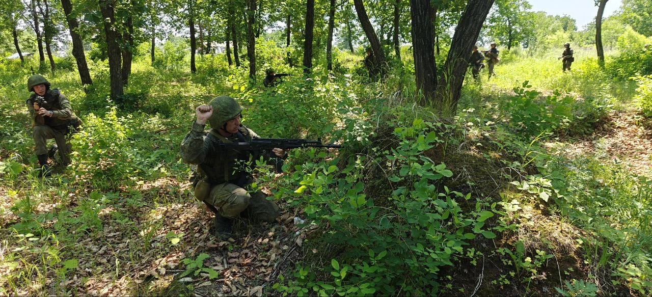 🌲 Тактические занятия в лесных массивах проходят в Приморском крае с военнослужащими, ...