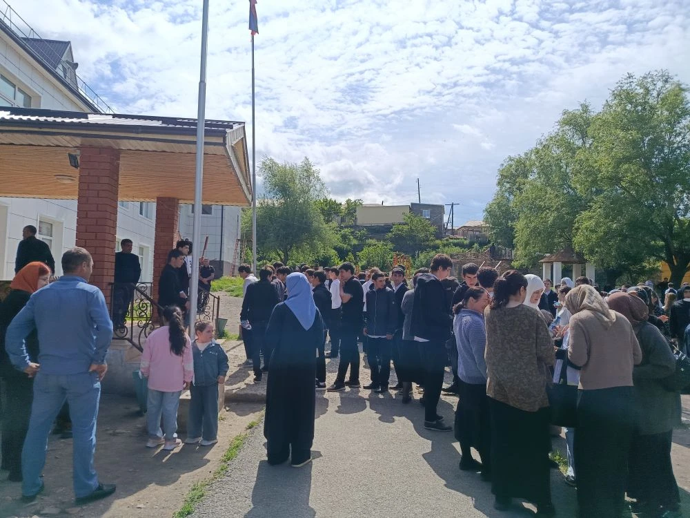 Сегодня выпускники 9-х классов  сдают ОГЭ по русскому языку. 
  Этот предмет является обязательным д