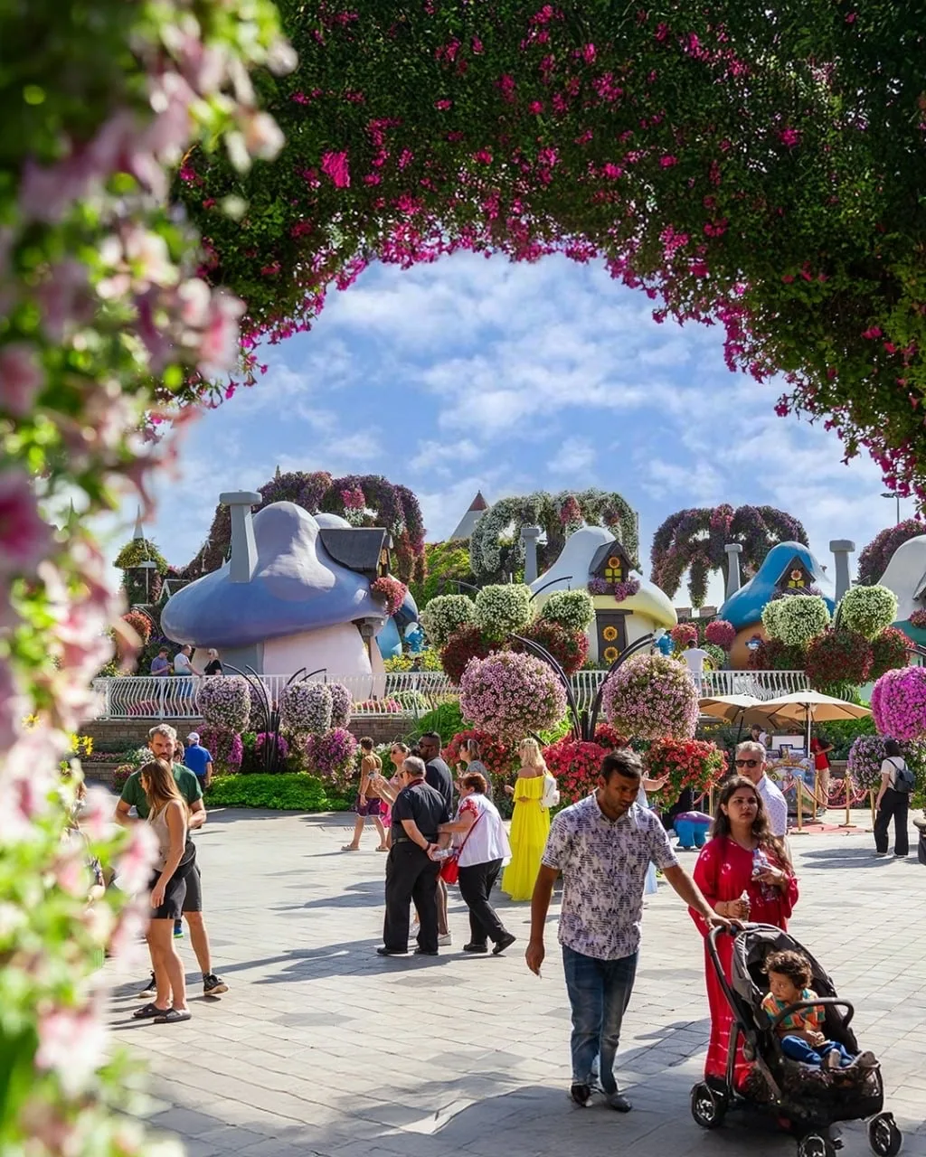 В дубайском Miracle Garden появилась тематическая зона «Деревня смурфиков» с их знаменитыми синими д