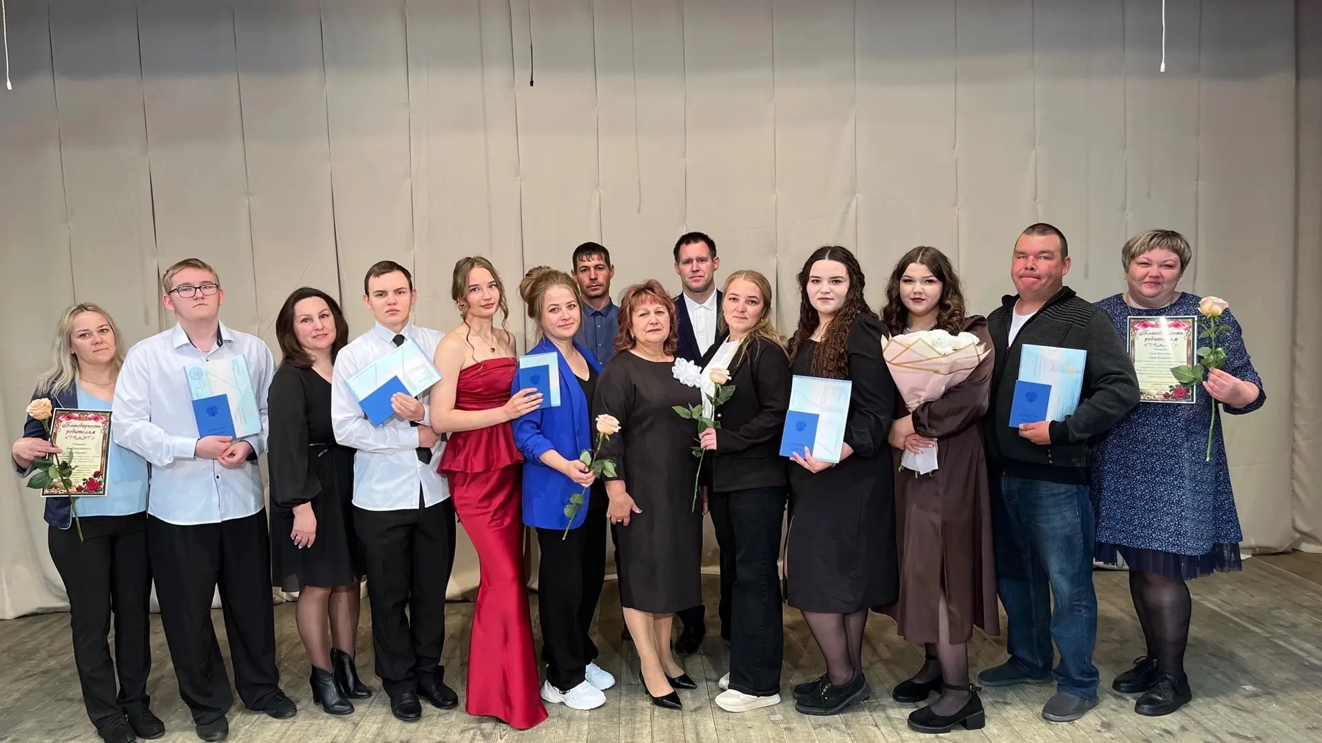 В стенах Дома народного творчества прошла торжественная церемония вручения аттестатов! 🎓
 
Уважаемы