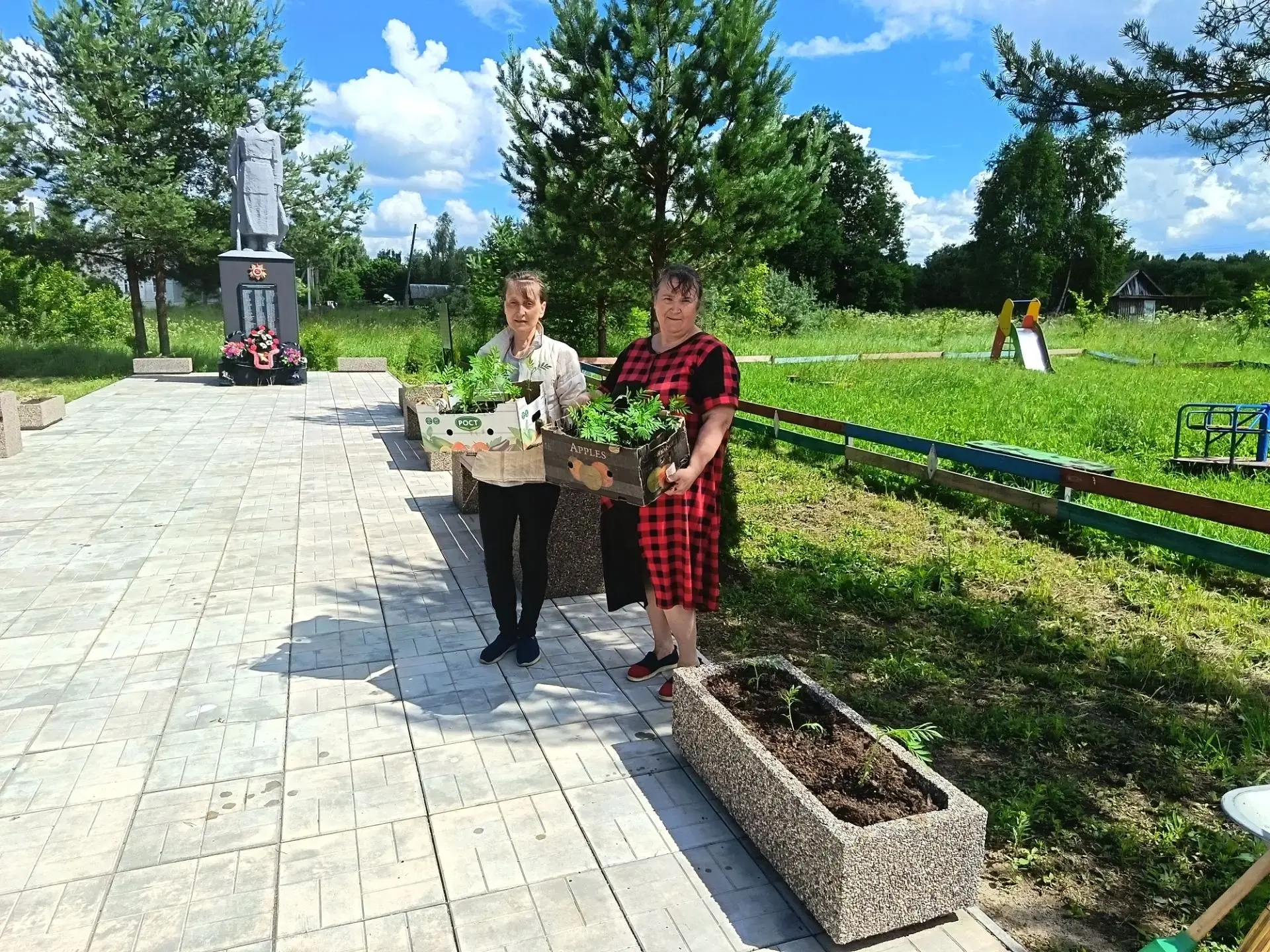 В преддверии Дня памяти и скорби, 22 июня, сотрудники Дома культуры и неравнодушные жители села Рябо
