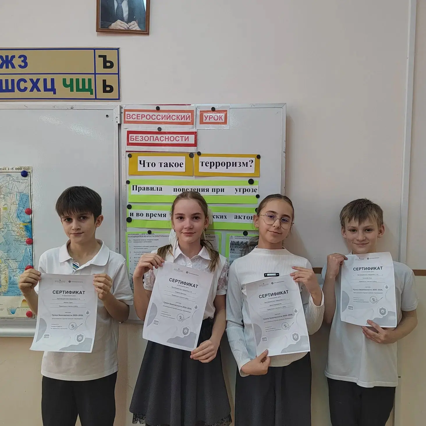 В 4 «Г» девочки поздравили своих одноклассников с Днём защитника Отечества. Для мальчиков были подго