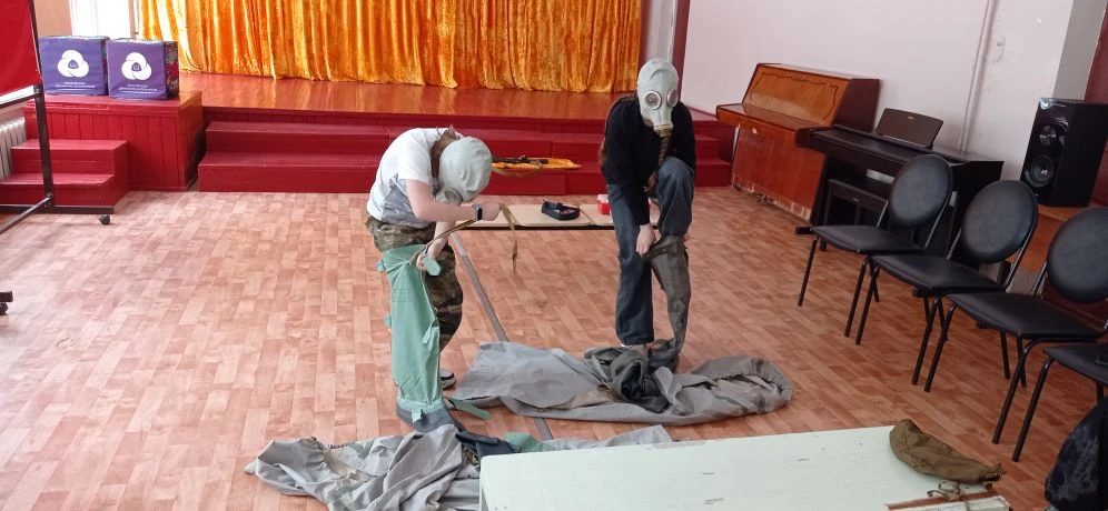 В рамках школьного каникулярного клуба провели с активистами Движения Первых и юнармейцами "Зарничку