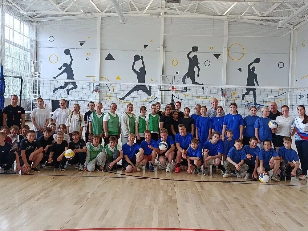 На площадке СК "Ювелир" встретились школьные команды по пионерболу.  💪