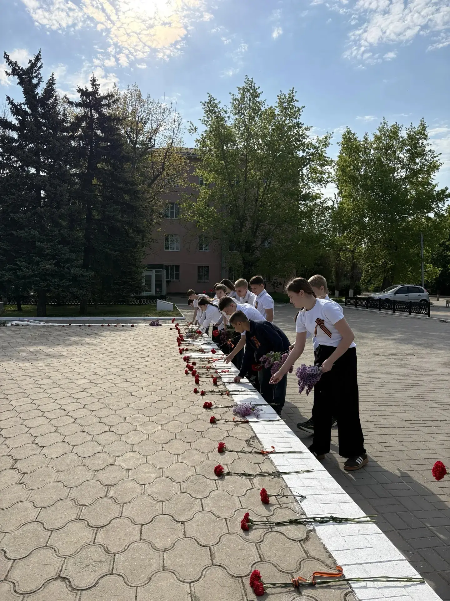 🕊️ День Победы — праздник со слезами на глазах. ✅В школе № 11 прошли памятные мероприятия: ребята уч
