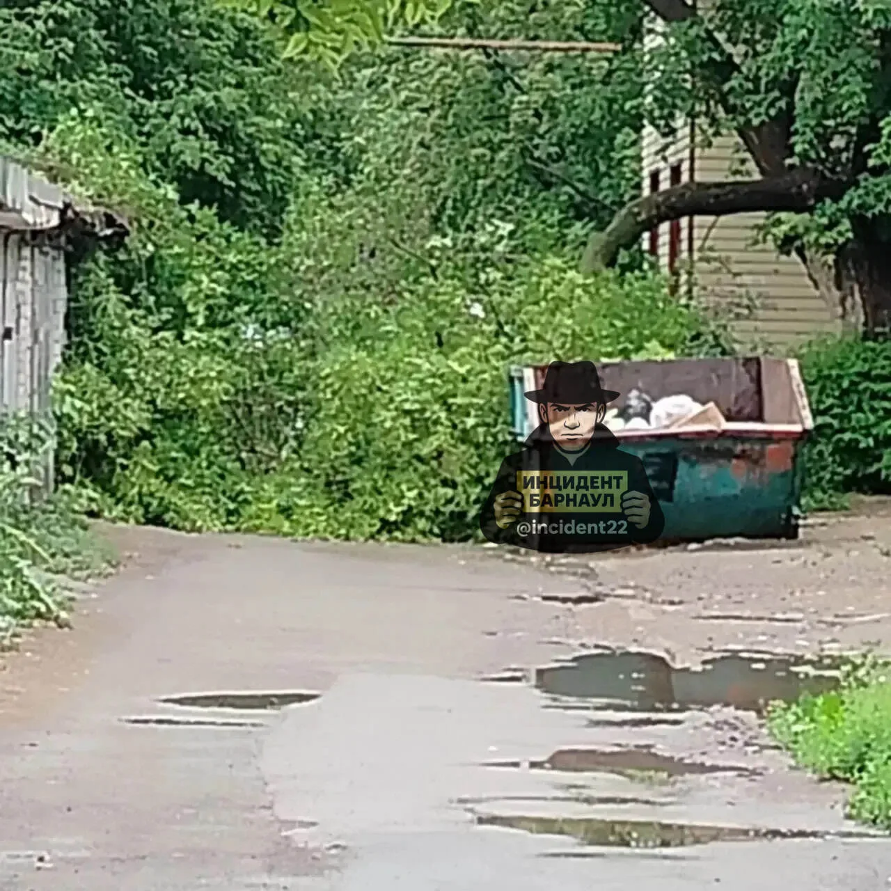 Упавшее дерево перекрыло проезд во двор в Барнауле

Жители Барнаула сообщают о падении дерева на ули