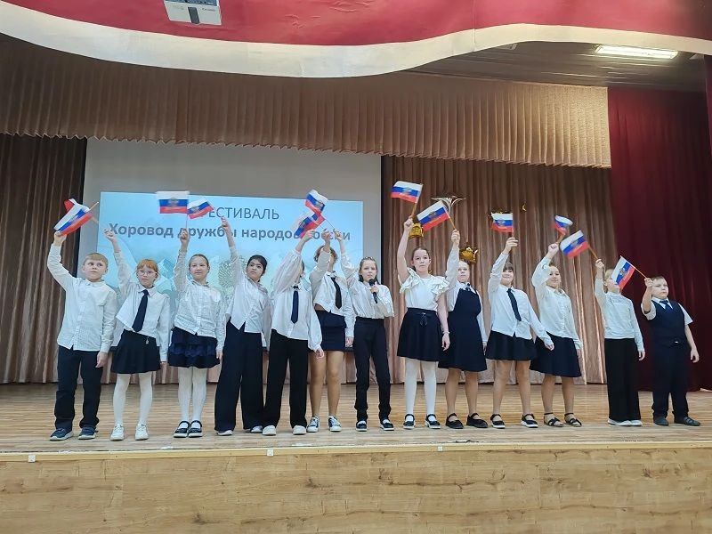 В МАОУ СОШ № 28 прошел фестиваль «Хоровод дружбы народов России» 15 апреля 2026 года в МАОУ СОШ № 28