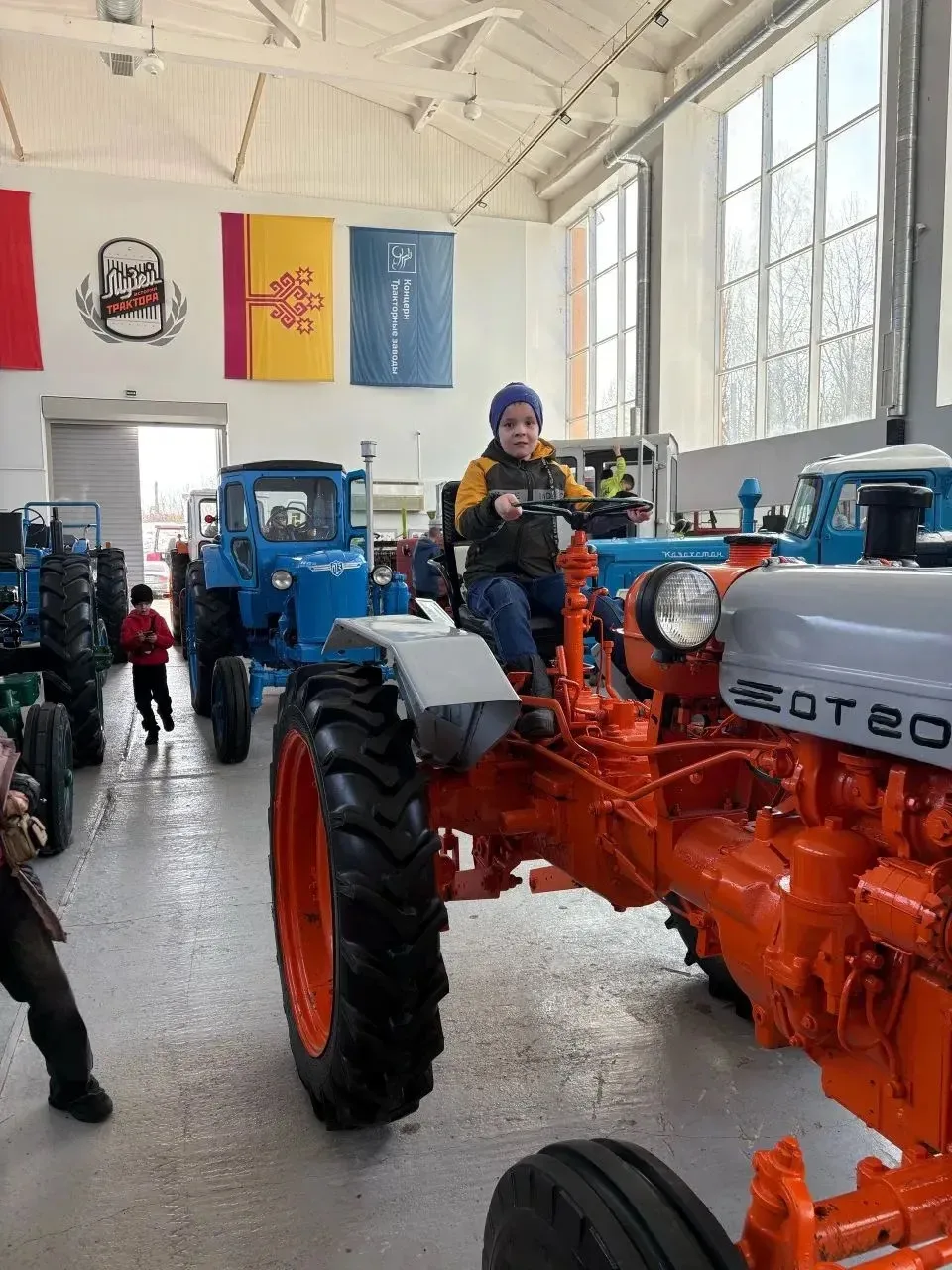 🚜Ученики 1г класса посетили Музей истории трактора. Ребята увидели два вида экспозиций. Первая истор