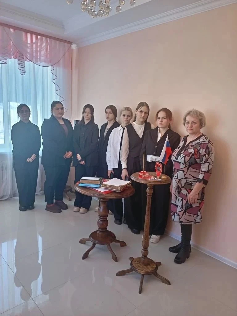 Экскурсия в историю: школьники побывали в Каменском отделе ЗАГС 📚  В Каменском отделе ЗАГС прошел де