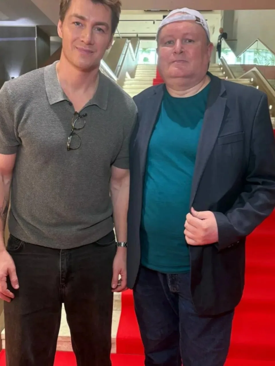 Колян Должанский настолько популярный, что с ним хотят сфоткаться все!