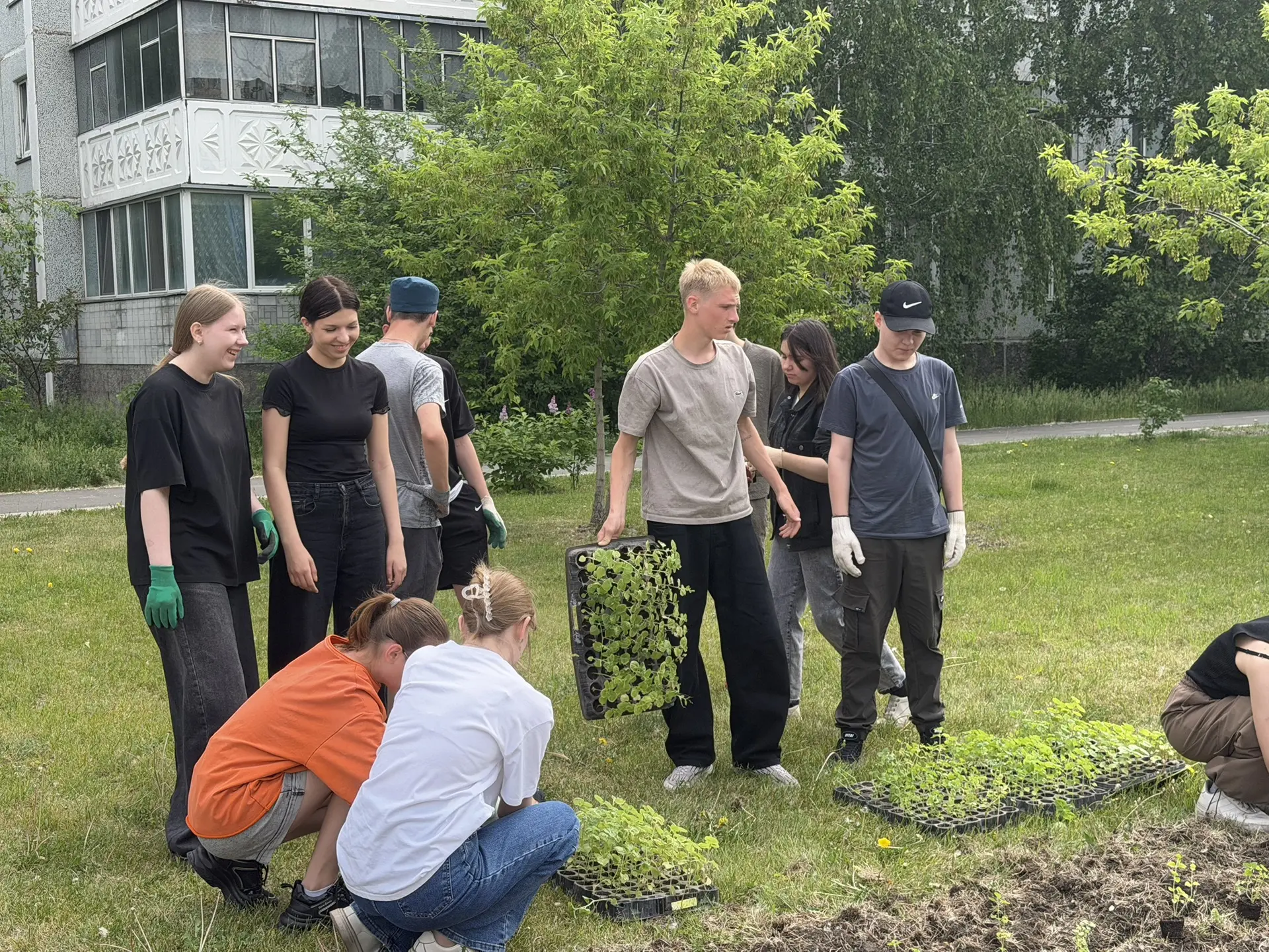 🌱Ученики 8 и 10 классов нашей школы приняли участие в городском озеленении.
