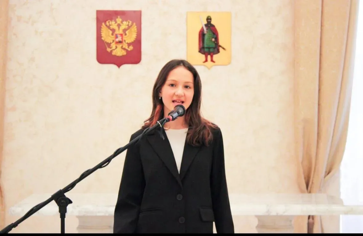 Яна Крецу из 6А класса покорила сердца на мероприятии "Мы – граждане России"!  Наша ученица, Яна Кре
