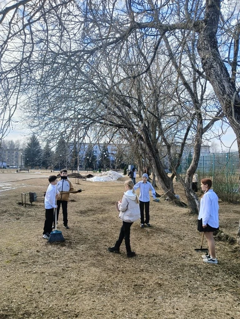 🎉 5 «Б» — на субботнике! 🎉  Весенняя уборка — дело дружное и полезное! Наши пятиклассники сегодня от