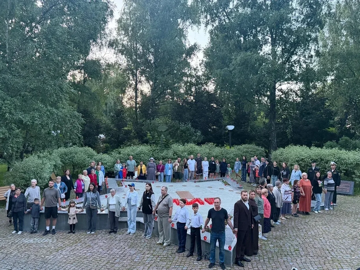 Патриотическая акция «Свеча памяти» прошла в Краснопахорском 

Управа района совместно с молодежной 
