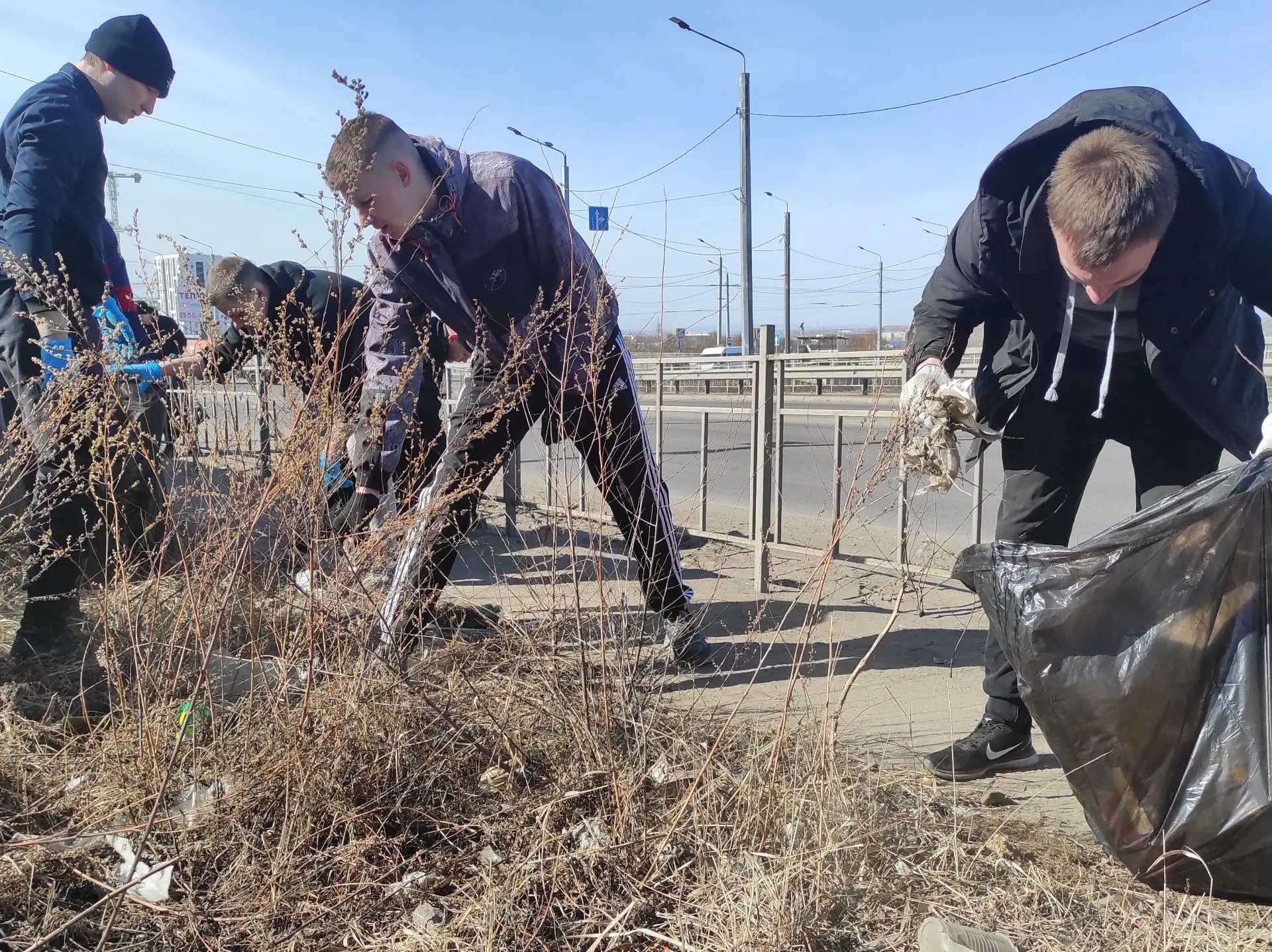 Судебные приставы Читы приняли участие в общегородском субботнике  Члены Молодежного совета УФССП Ро