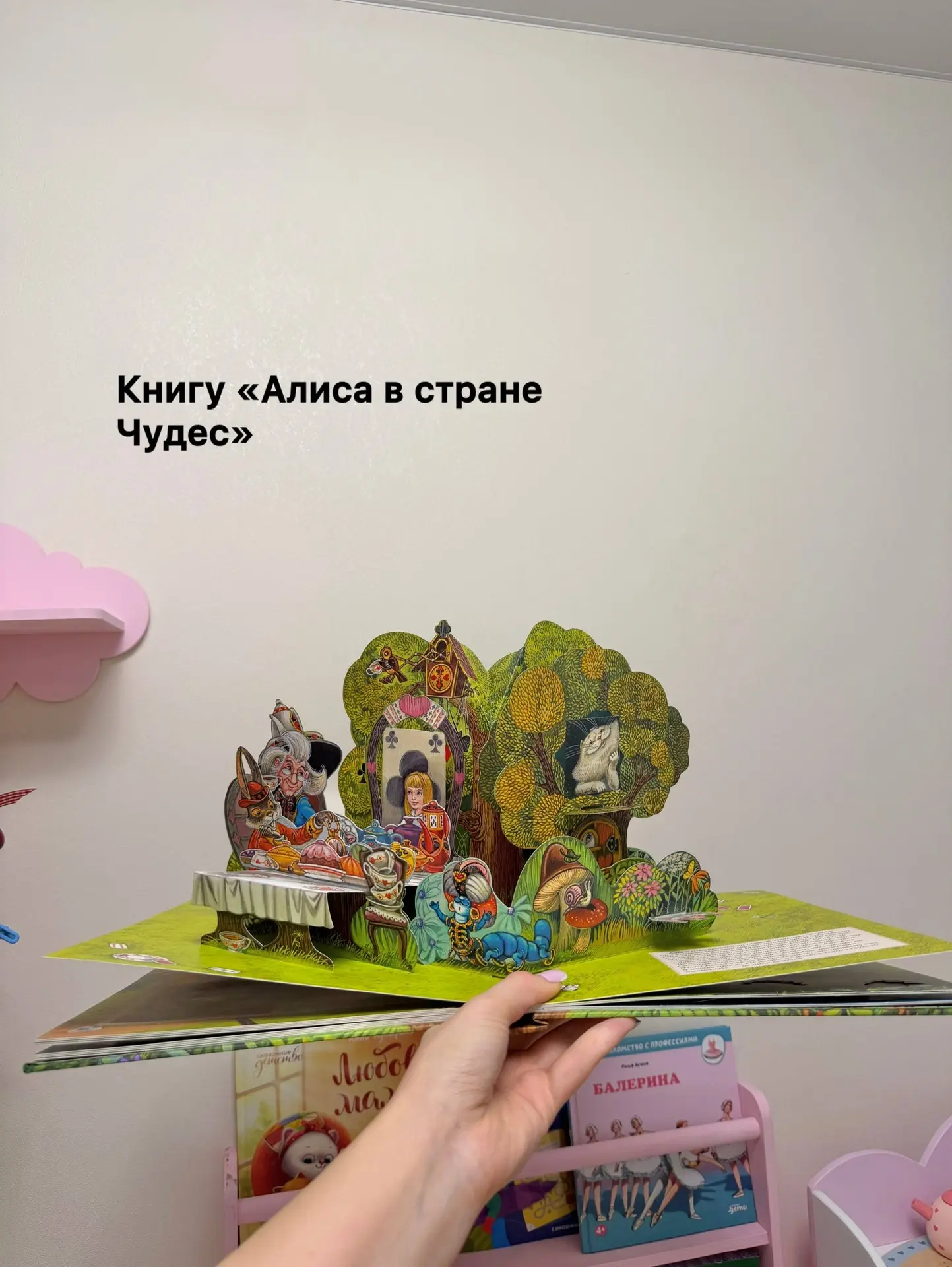 Распаковка подарков 🩷  Во-первых, я в шоке от подарков от брендов-друзей!! Если бы в моем детстве мн