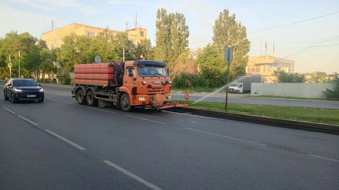 🧹 Продолжается уборка территории района 

В течение суток службой благоустройства проводились работ