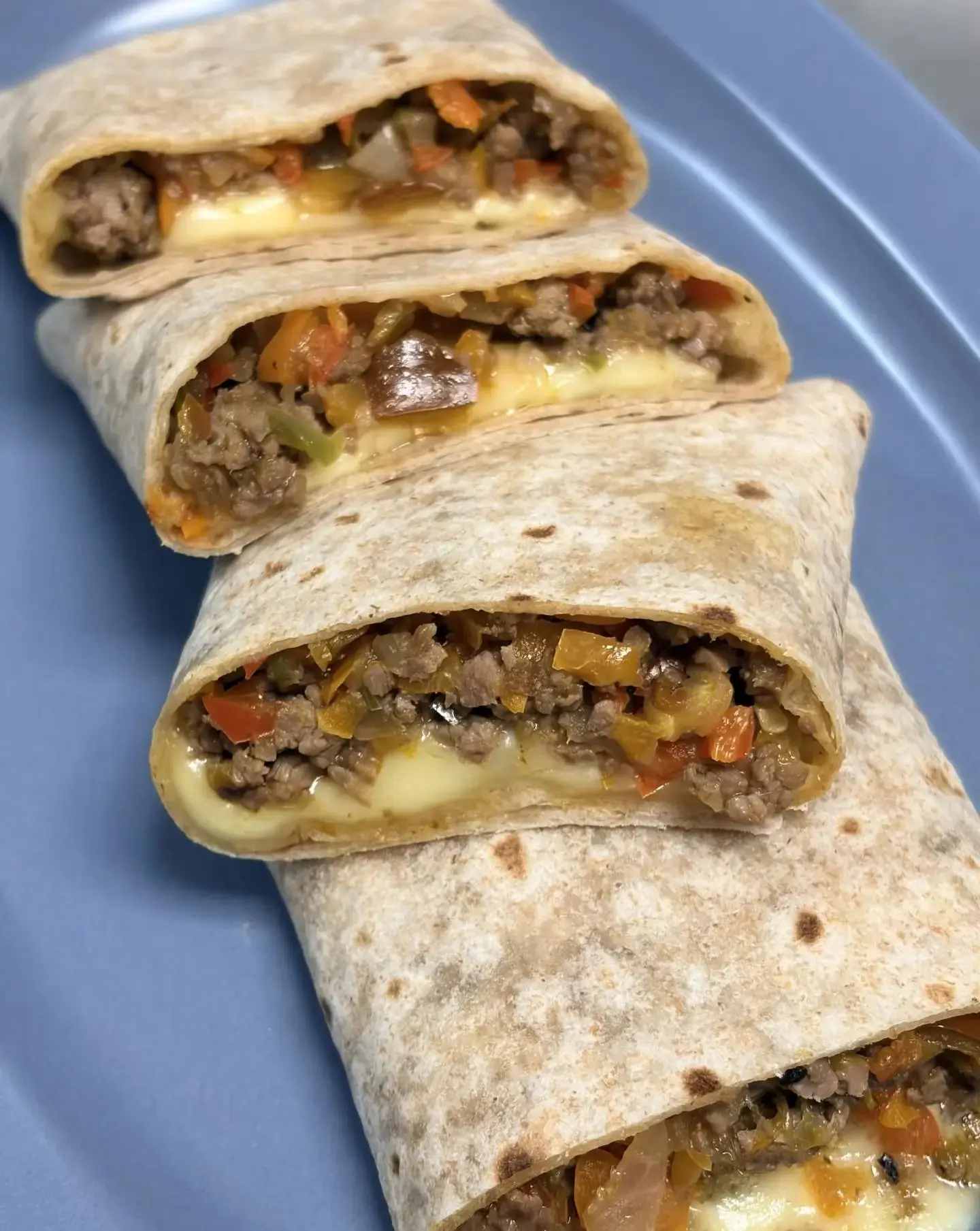 Доброе утро ☀️

Когда нужен плотный завтрак — Сырные конвертики с говядиной 🌯
Делаются проще некуда