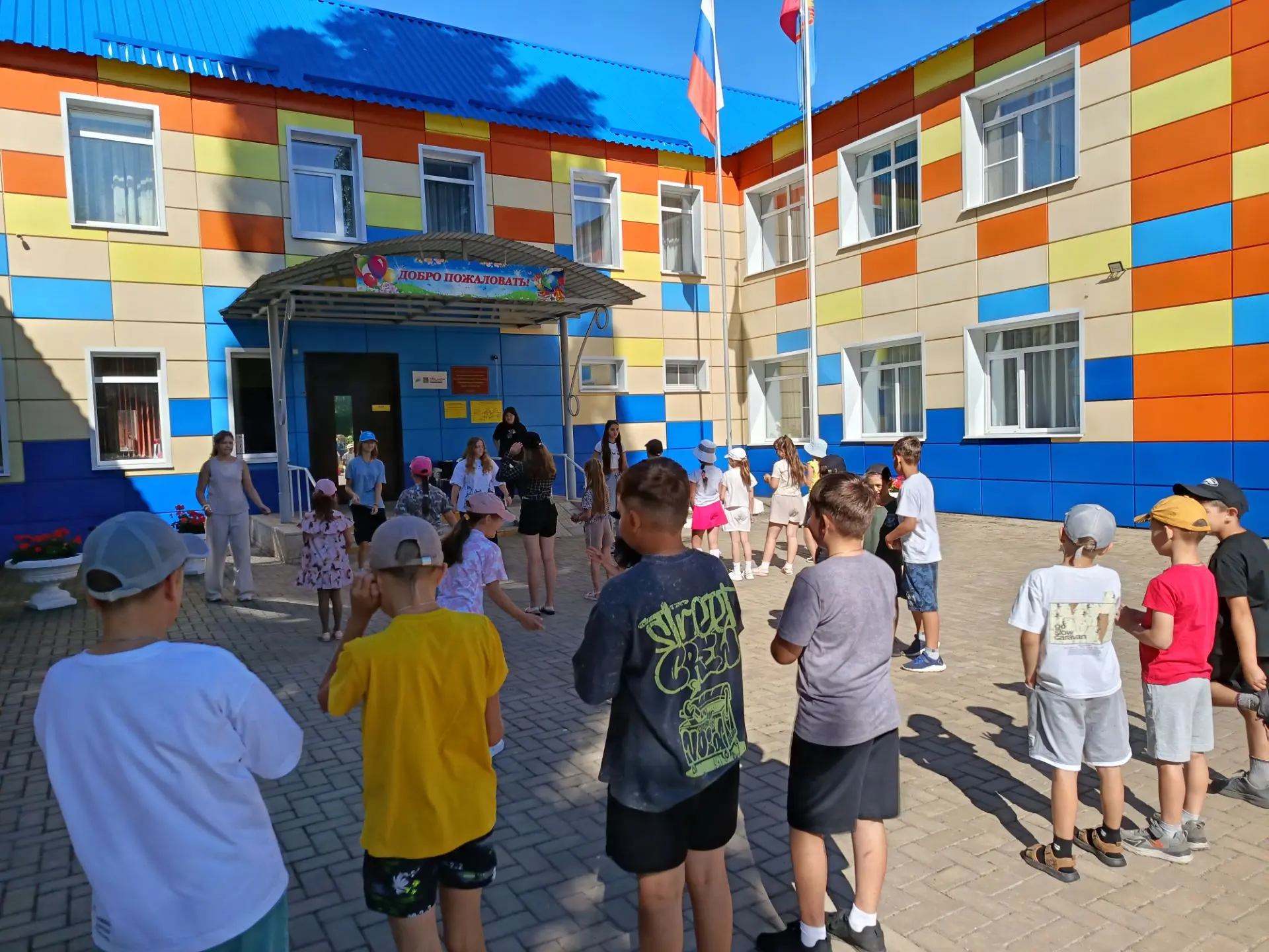 Сегодня день начался с энергичной зарядки! ☀️ Ребята собрались на площадке, включили любимую музыку 