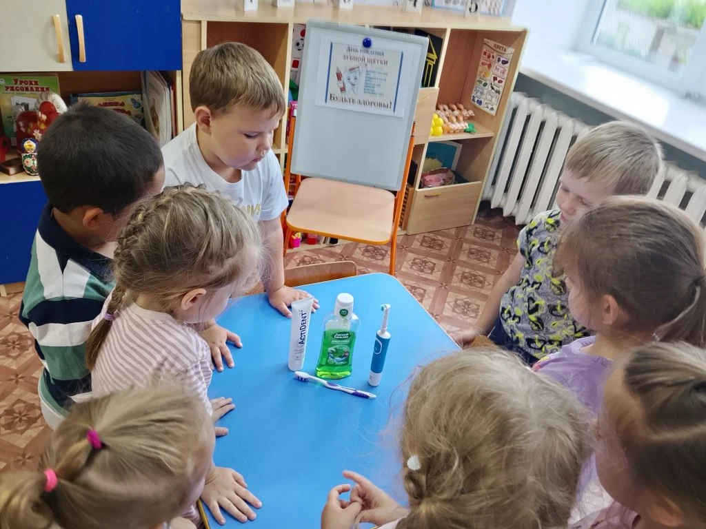 «✨ Праздник чистоты и здоровых зубов: отмечаем День рождения зубной щётки! Дети рассматривали разные