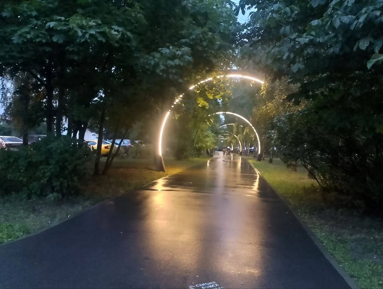 Красивый декор у метро Скобелевкая ✨