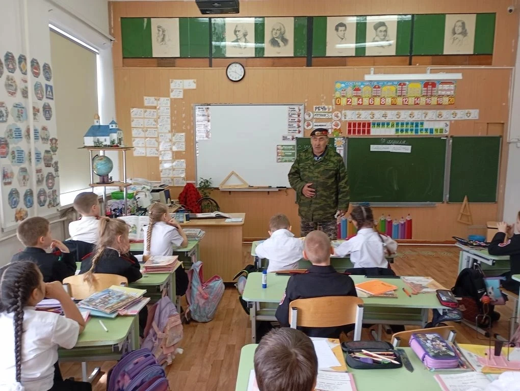 В 1В классе МАОУ СОШ №19 Им. Героя России срстоялась встреча с Бакулиным И.М., который рассказал о т