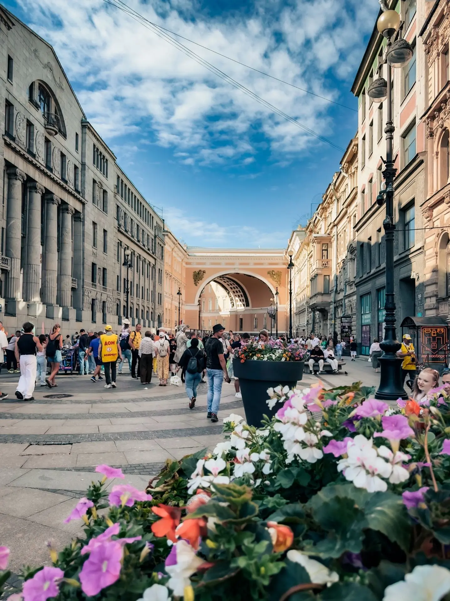 Июнь в Санкт-Петербурге🌤🌿

Снято на iPhone 14 Pro | Lightroom📲

👍 Оцените фото от 1 до 10
От Алл