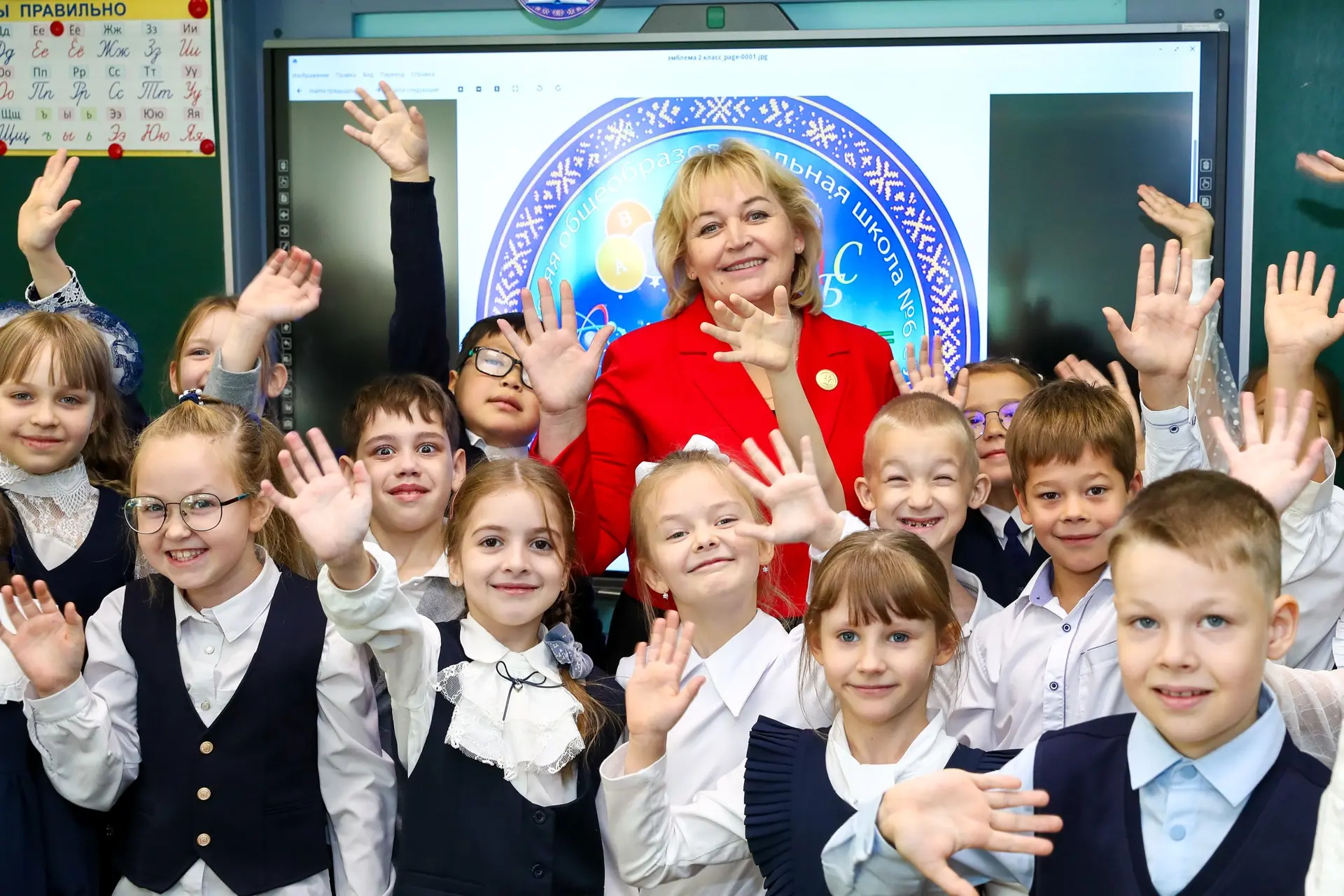 Сегодня чествуем наших учителей. Педагоги выполняют важную миссию: передают знания, опы...