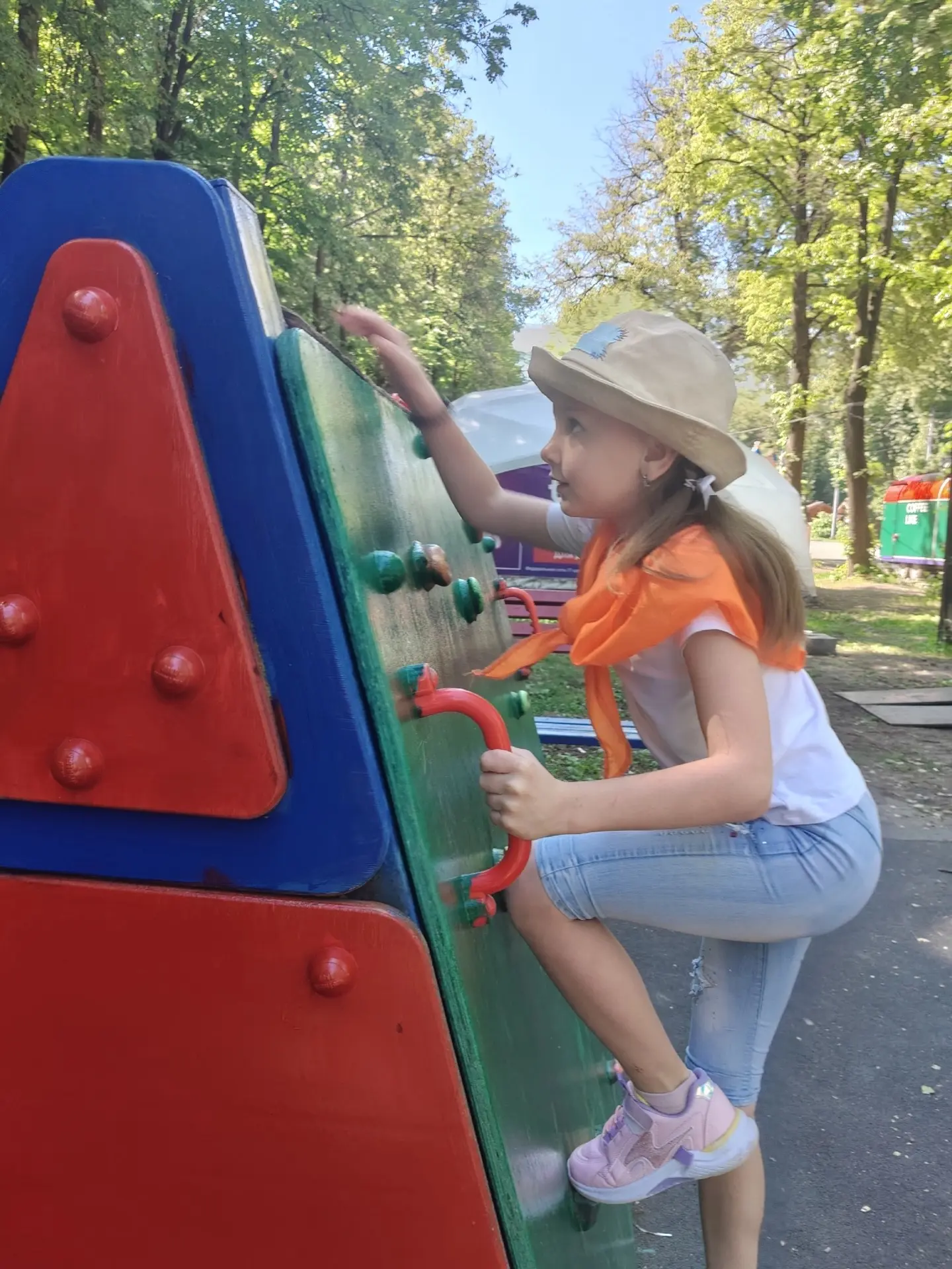 Новая неделя в «Алых парусах» началась с настоящего приключения.