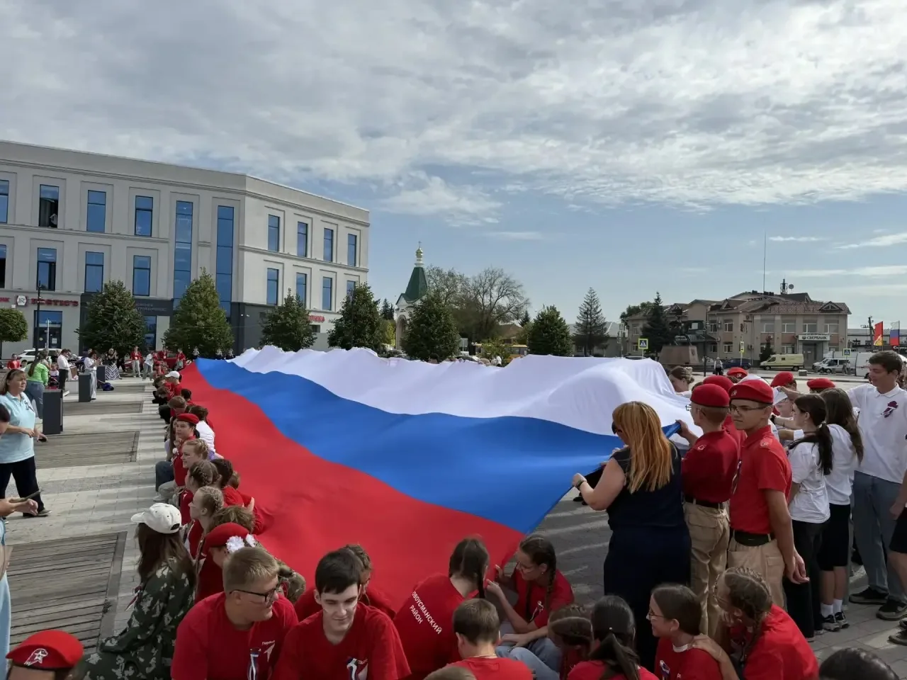 👥 В преддверии Дня Государственного флага Российской Федерации активисты «Движения Пер...