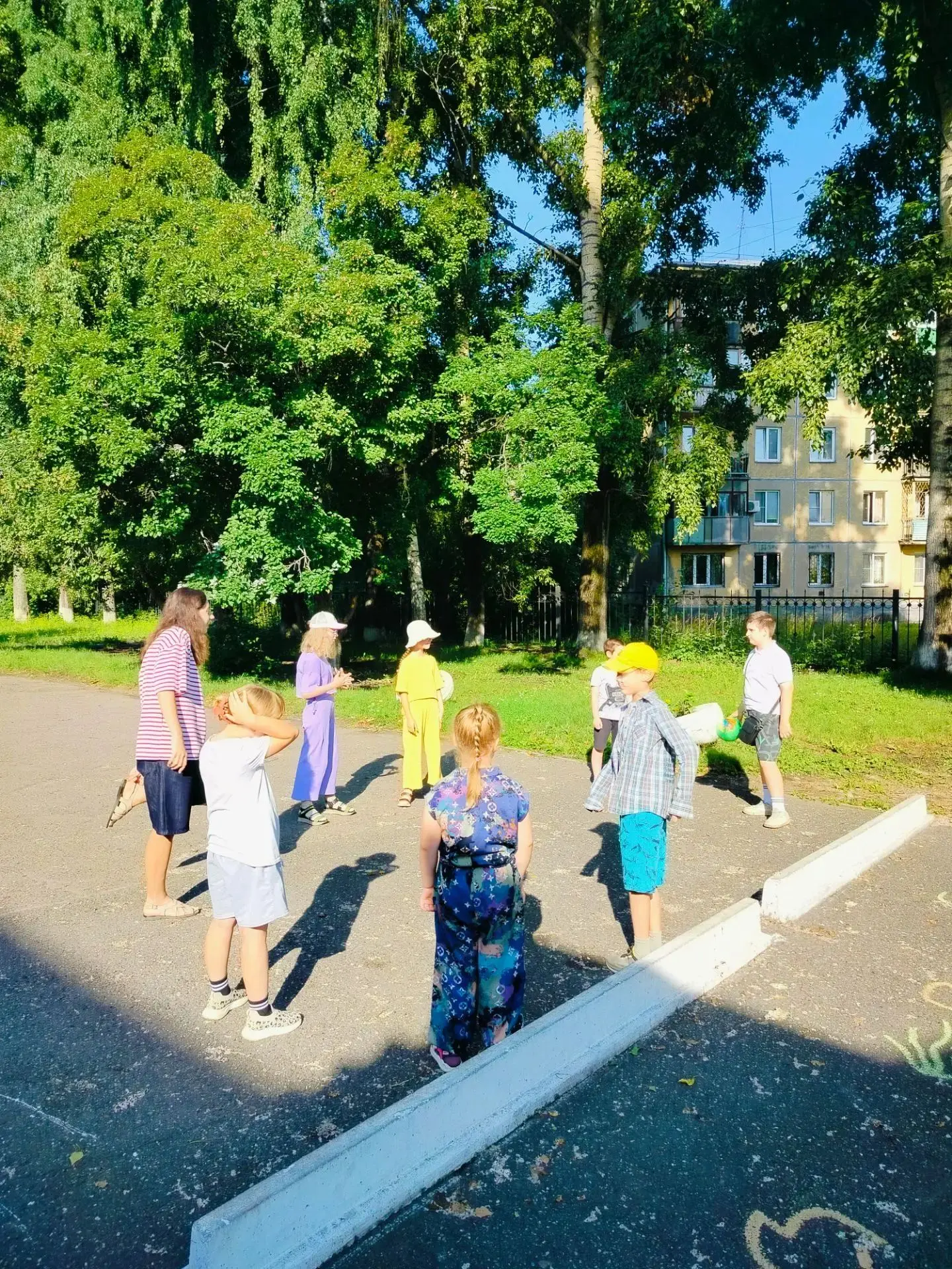 Лето не может быть скучным, когда проводишь вместе с друзьями! ☀
Сегодня день в игровой комнате Двор