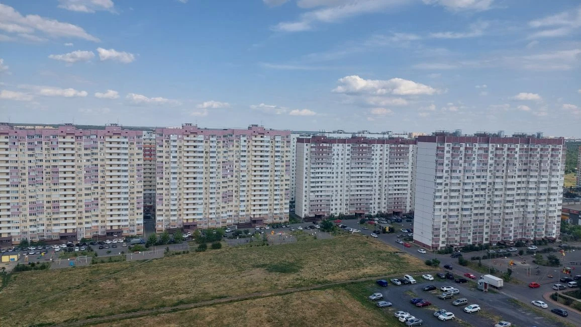 Завтра, с 6 утра будет производиться покос травы на поле между Белоусова 6-8 и Андреева 5-7. 
Просим