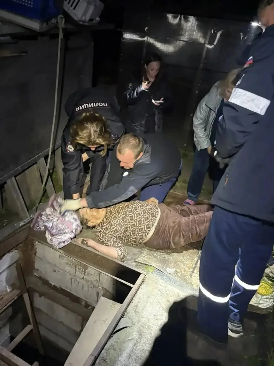 В Новокузнецке спасатели вытащили пенсионерку из трёхметрового погреба