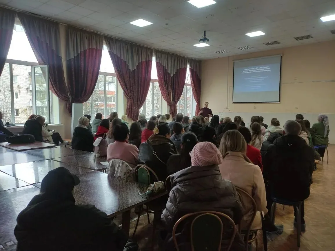 📌28 апреля педагог-психолог Глеб Сергеевич Смирнов провёл родительское собрание в  центре образован