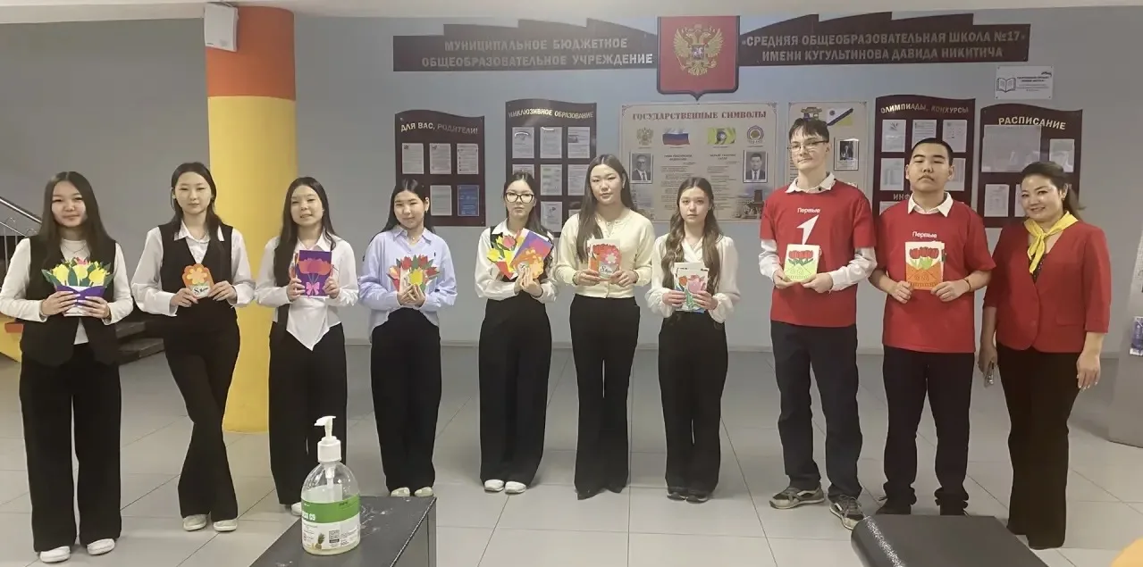 🌸Сегодня активисты Движения первых у входа в школу с радостью и музыкой поздравили самую нежную и кр