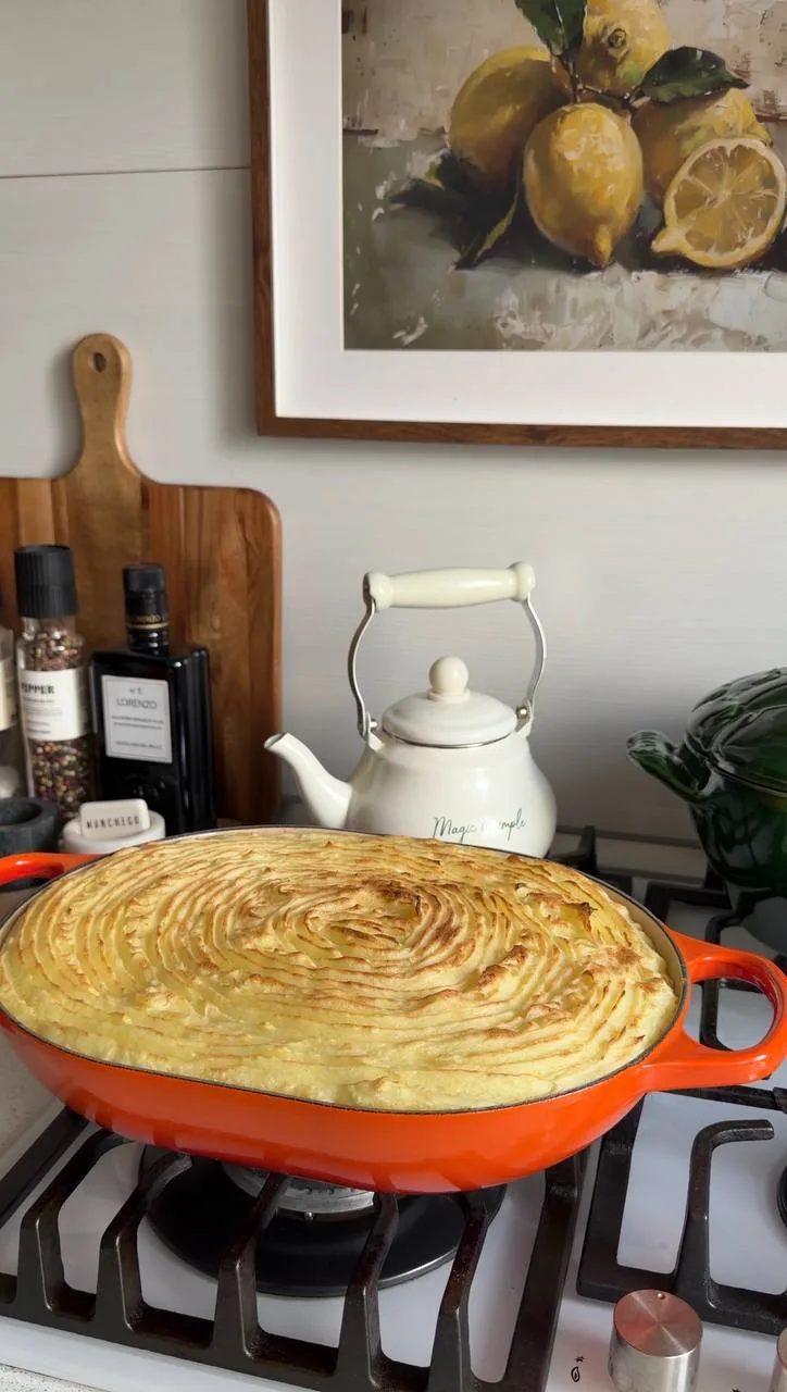 Вкусные зарисовки на кухне 🕯️

 Сегодня приготовила ароматный клубничный пирог с хрустящей корочкой