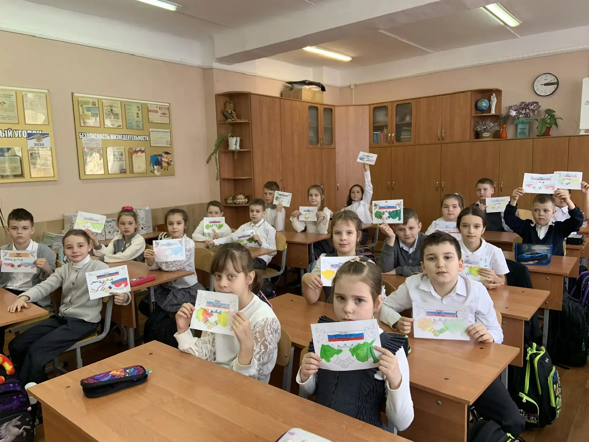 Крымская весна в красках 2-А класса! 🎨☀️  В преддверии праздника воссоединения Крыма с Россией в наш