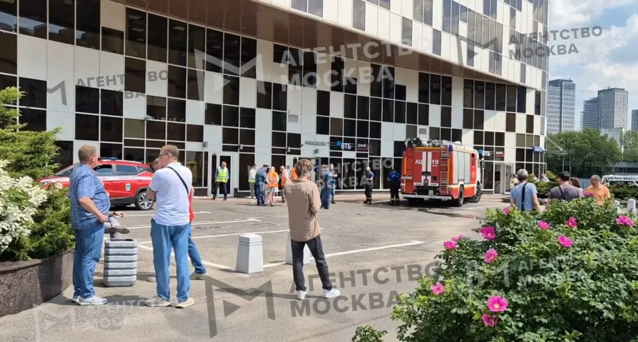 🔥 В отделении банка на улице Авиаконструктора Микояна  загорелся кондиционер, работающ...