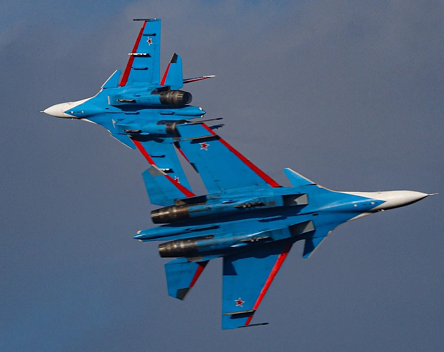 Истребители Су-35С "Русских Витязей" во время встречного полета друг к другу с разницей расхождения 