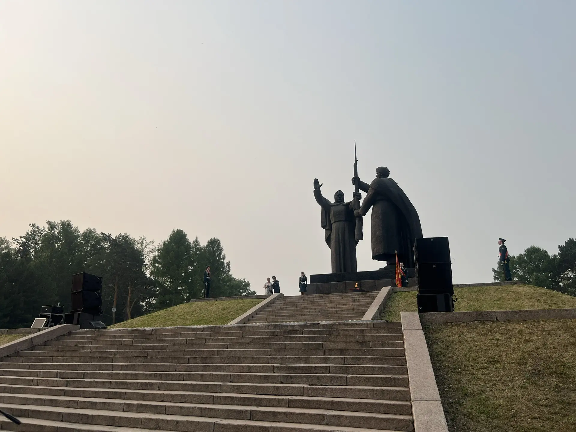 Сегодня томичи возложили цветы в Лагерном саду. 22 июня, День начала Великой Отечественной войны – о