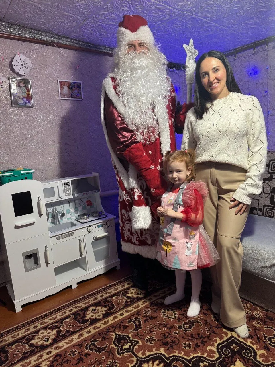 ГУП ЛНР «ЛНП» исполнило новогоднюю мечту Евы из Луганска, которая мечтала о детской кухне