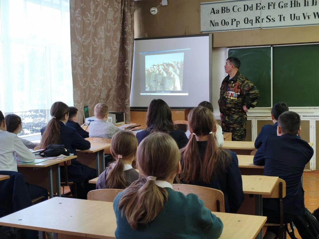 ГОРЬКАЯ ПАМЯТЬ АФГАНСКОЙ ВОЙНЫ  🗓️В нашей школе в честь памятной даты вывода советских войск из Афга