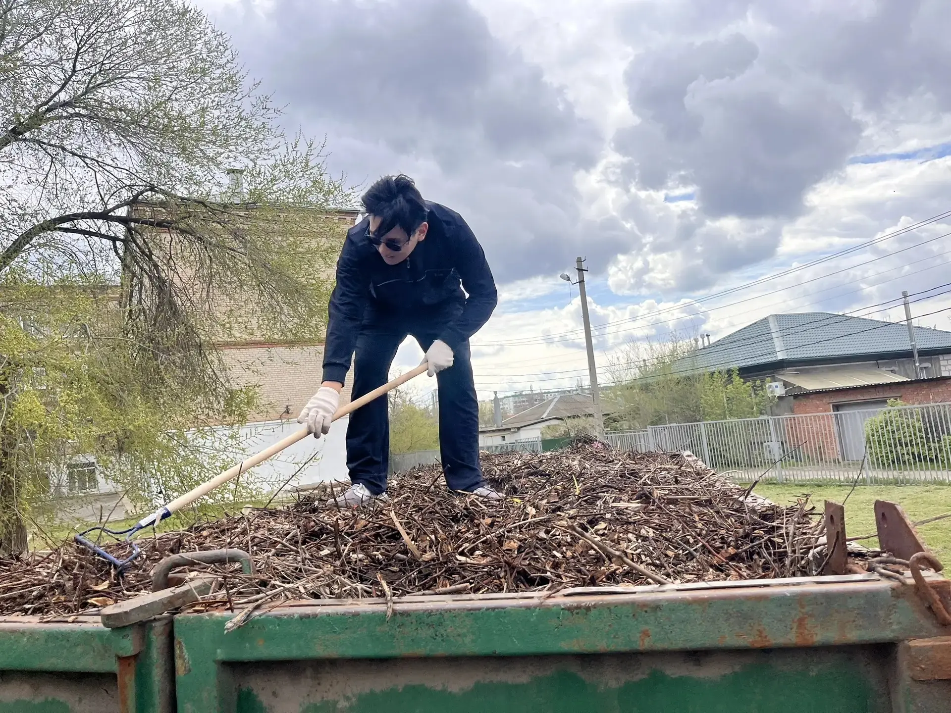 🌱 Учим заботе о природе — своим примером! 🌱  Сегодня педагоги‑мужчины нашей школы МОУ СШ № 82 не про