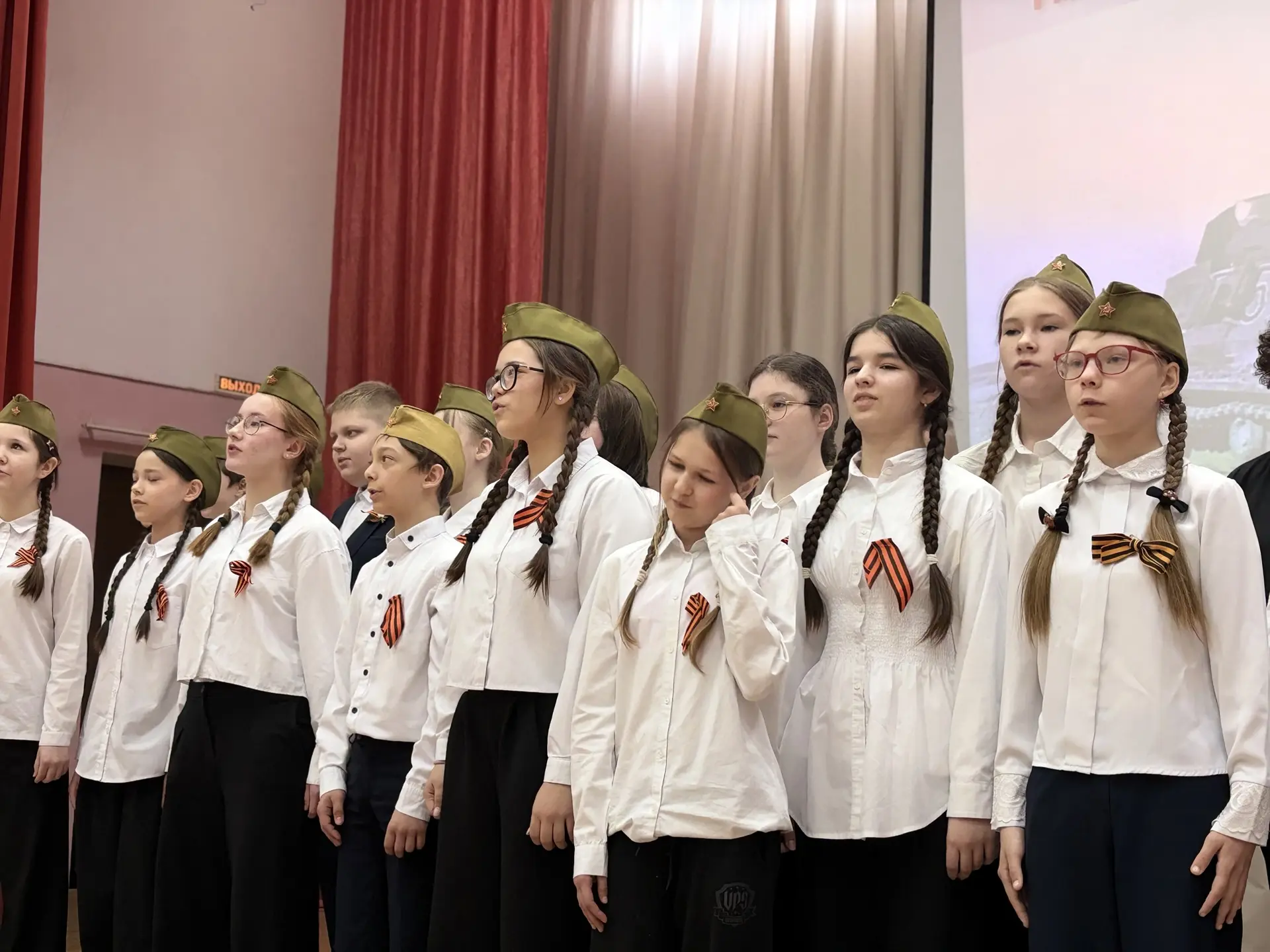 Память жива: в школе прошёл конкурс «Песни Великой Победы» 🎶  Сегодня, 7 мая, стены нашей школы сотр