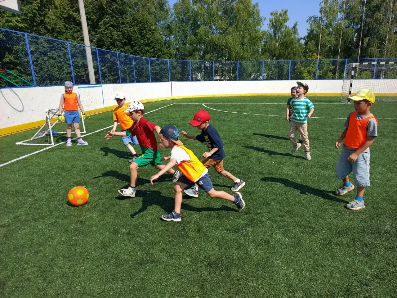 ☀️ Ура, у нас настоящий спортивный праздник! Прошел веселый товарищеский матч между двумя дружными к